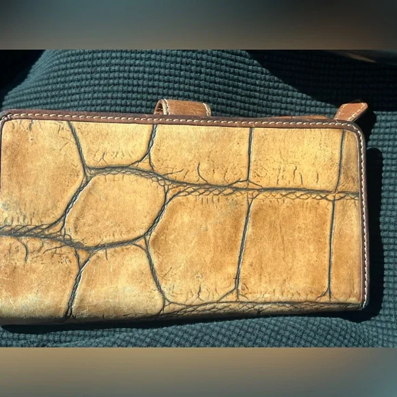 Vintage Dooney & Bourke Croc-Embossed Tan Leather Wallet - Picture 3 of 11